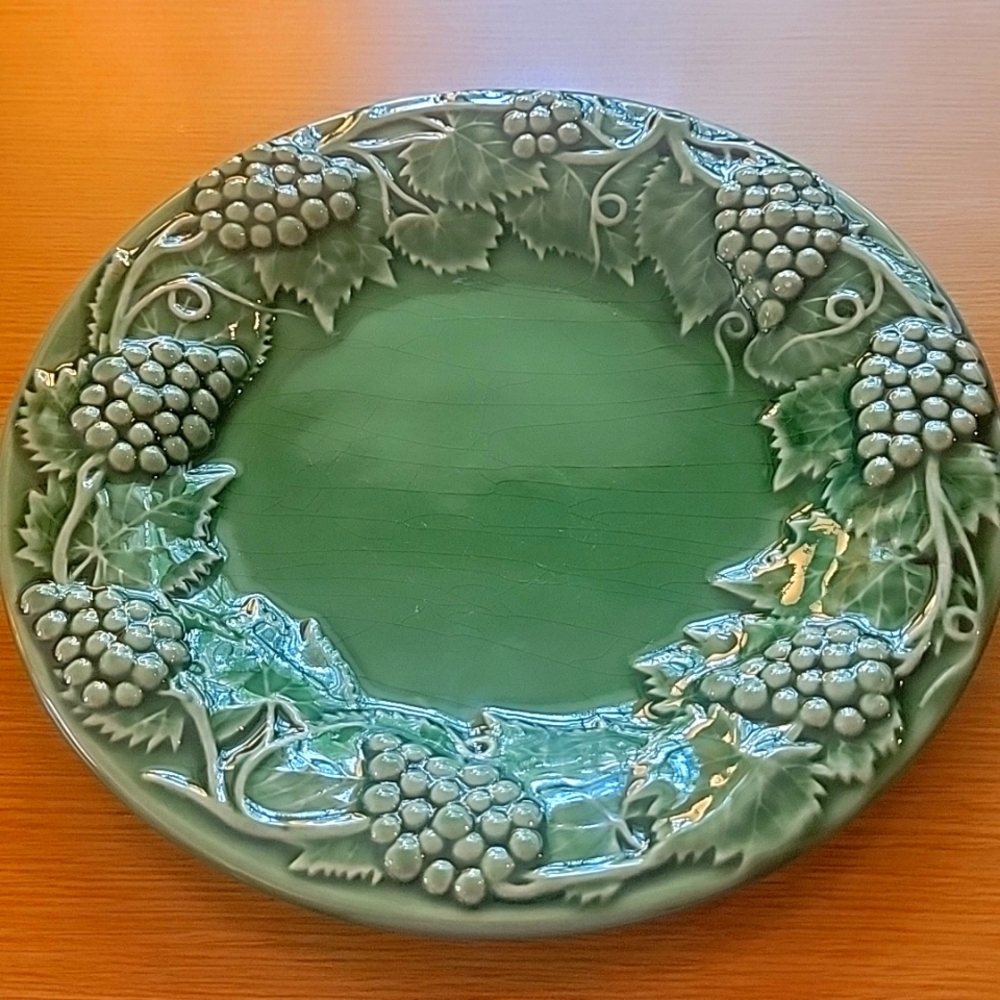 Bordallo Pinheiro grape leaf green plate 9.25 inches